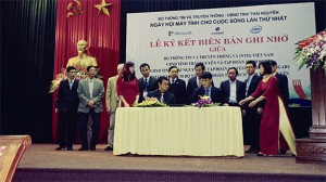 Đại diện Tinhvan Group & Intel Việt Nam ký cam kết tặng 100 Classbook cho cộng đồng