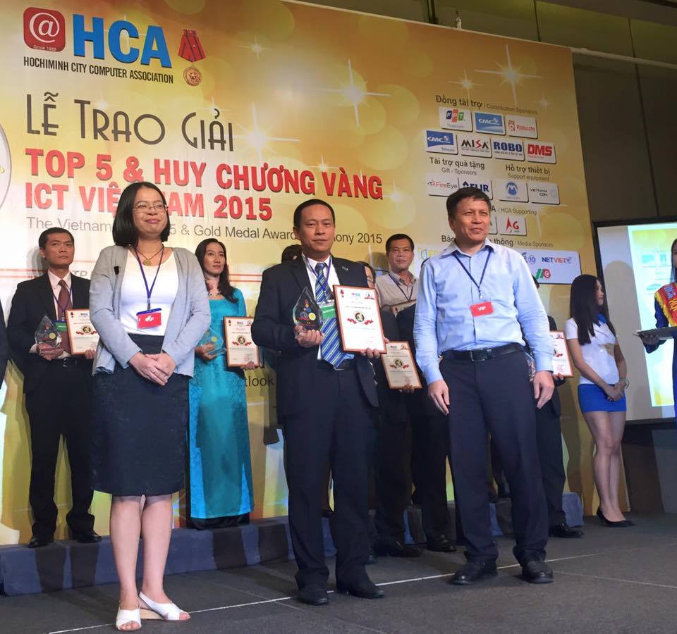 Anh Phan Quang Minh – Giám đốc truyền thông Tinhvan Group, Giám đốc chi nhánh Tinh Vân Tp. HCM đã đại diện công ty lên nhận giải thưởng Huy Chương Vàng CNTT-TT 2015
