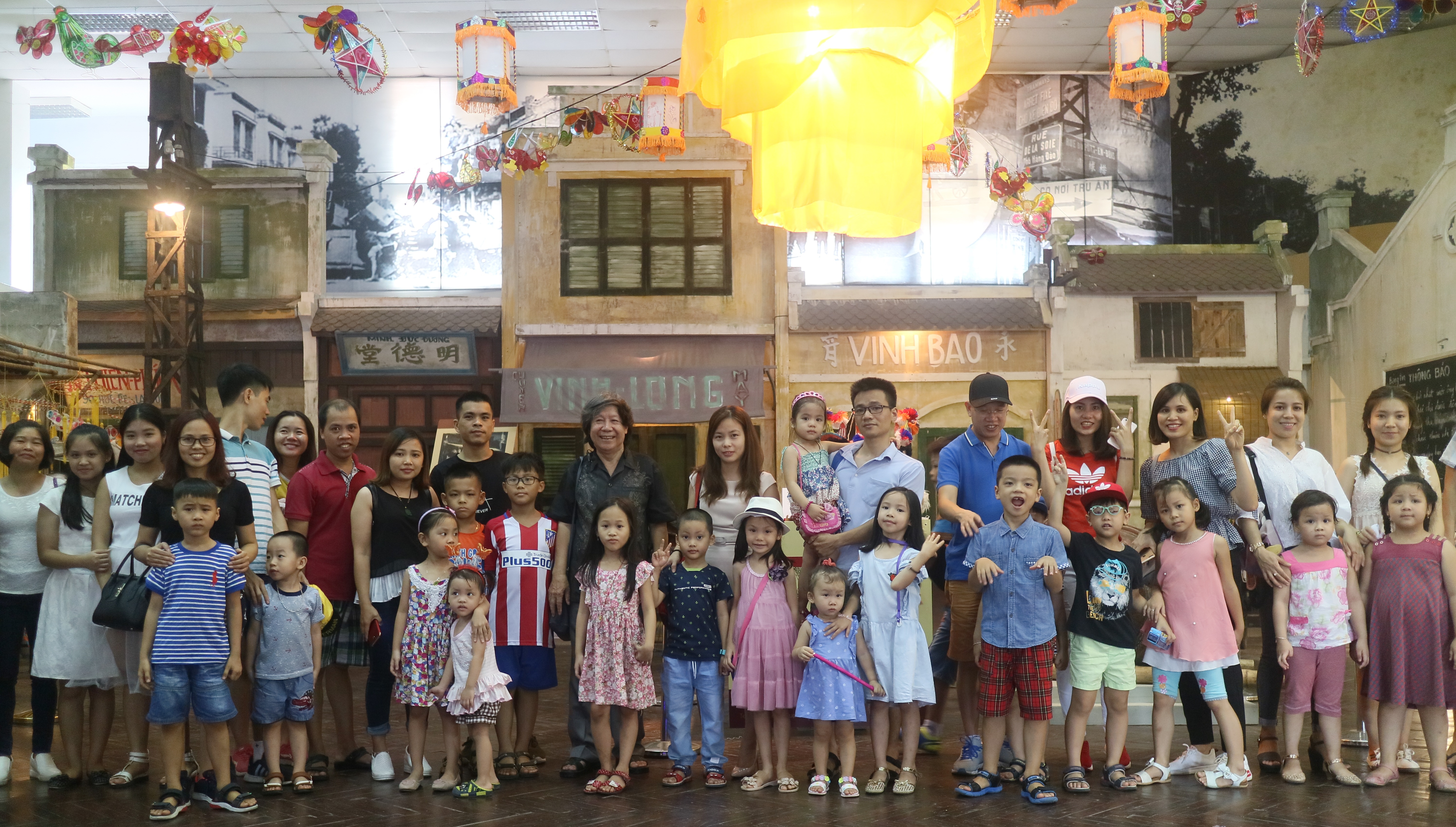 Đoàn Tinh Vân chụp ảnh kỷ niệm cùng Nhà sử học Lê Văn Lan tại Hoàng Thành Thăng Long